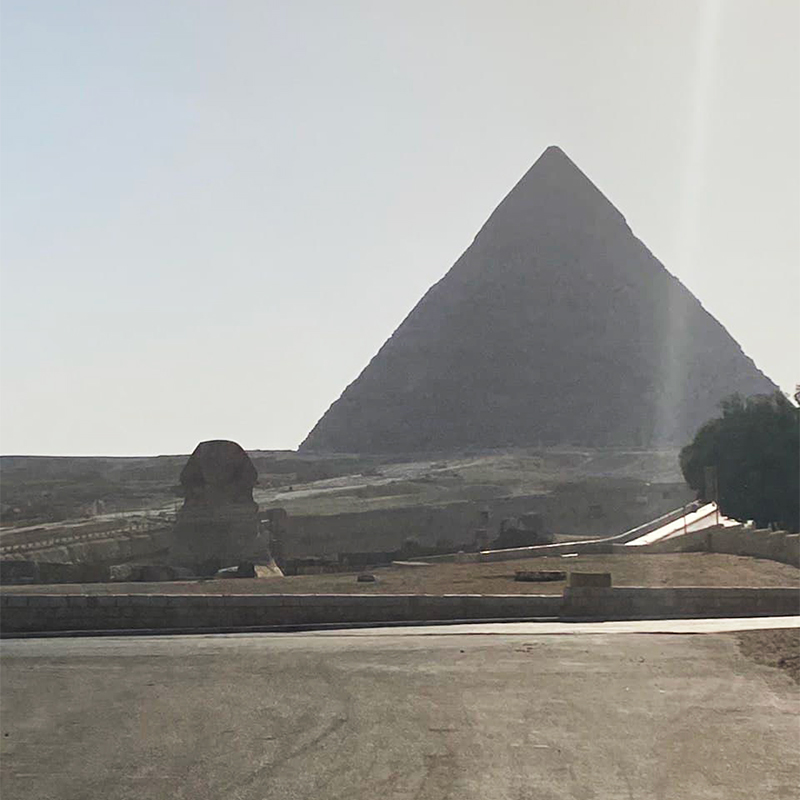 Вид на пирамиды с центрального входа у касс
