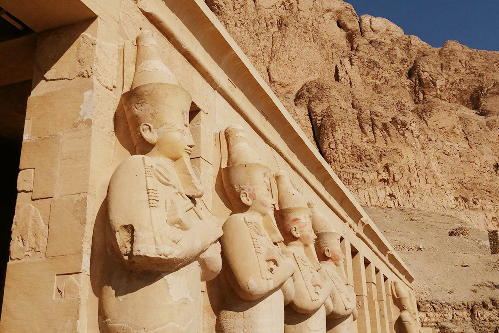 Рядом с Долиной царей находится храм Хатшепсут — женщины-фараона. Возле этих статуй с накладными бородами так и хочется пропеть: «Если бы ты знал эту женщину, ты бы не стал пить с ворами»