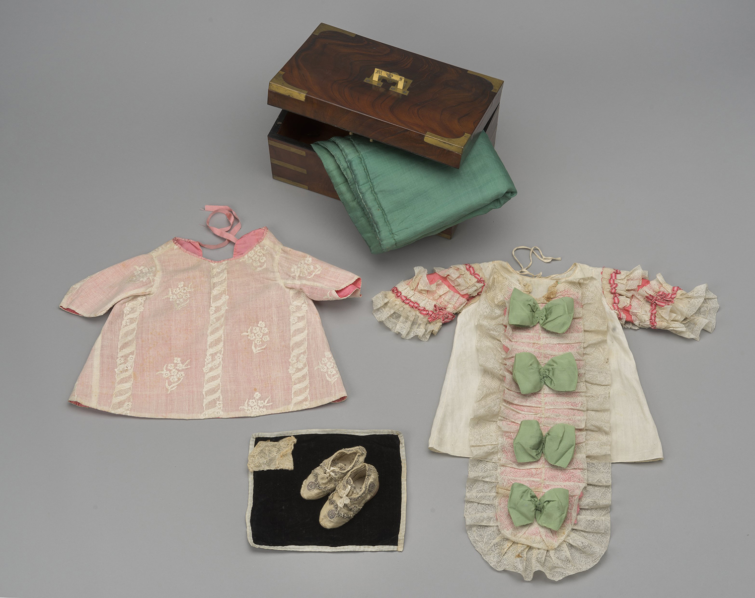 Шкатулка-сундучок с детским приданым одной из внучек Екатерины Второй, Россия, 1780-е годы. © Государственный Эрмитаж / пресс-служба Екатеринбургского музея изобразительных искусств