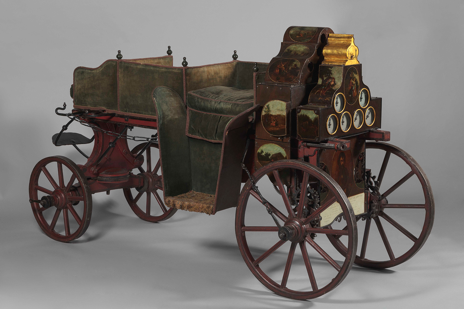Общий вид дрожек в три четверти, вид сзади слева. © Государственный Эрмитаж / пресс-служба Екатеринбургского музея изобразительных искусств