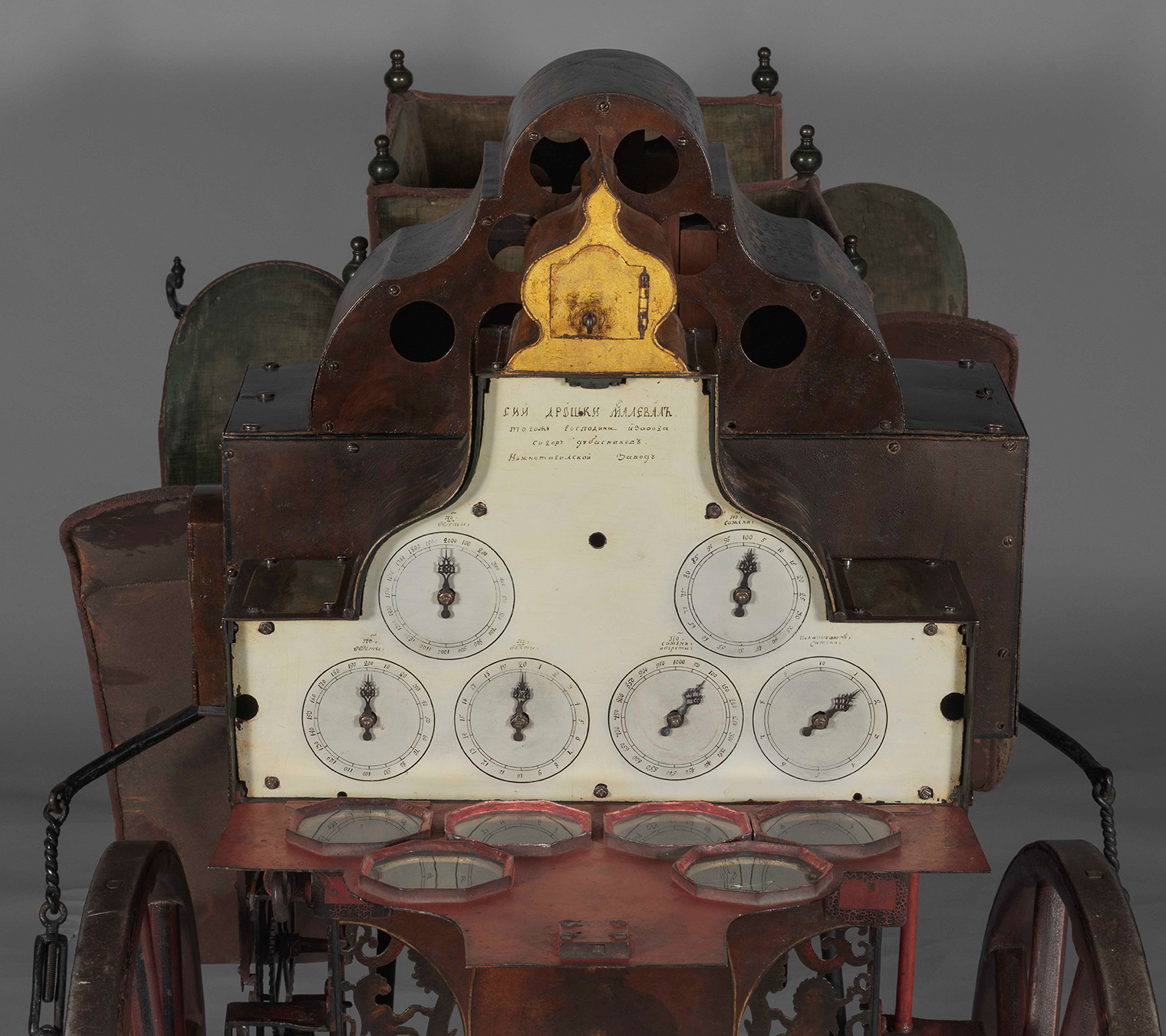 Верстомер с открытой крышкой, вид сзади. © Государственный Эрмитаж / пресс-служба Екатеринбургского музея изобразительных искусств