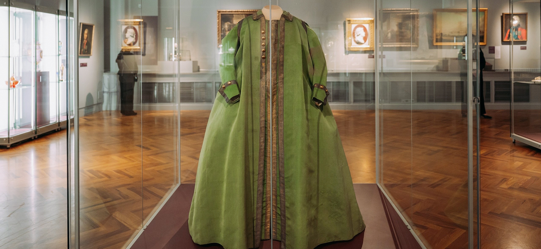 Вещи Екатерины Вто­рой, карета и совре­менная живопись: в Екатеринбургском музее ИЗО открыли три выставки