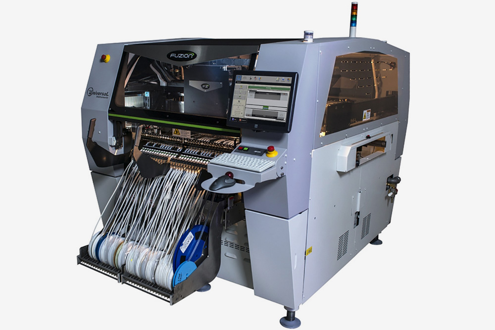 Электронные компоненты размещаются на печатную плату при помощи вот такой машины