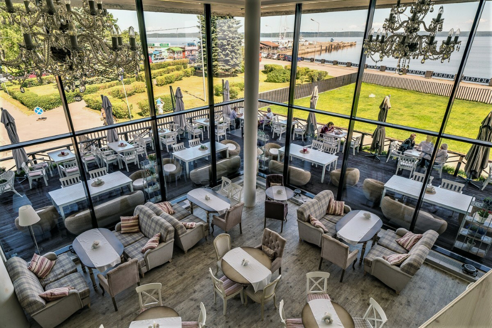 Ресторан «Фрегат» с видом на озеро и летней террасой. Источник: frigatehotel.ru