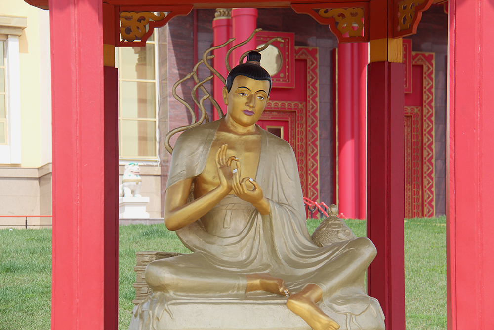 Вокруг обители установлены статуи 17 великих учителей буддистского монастыря и университета Наланда, который существовал в 5⁠—⁠12 веках на севере Индии