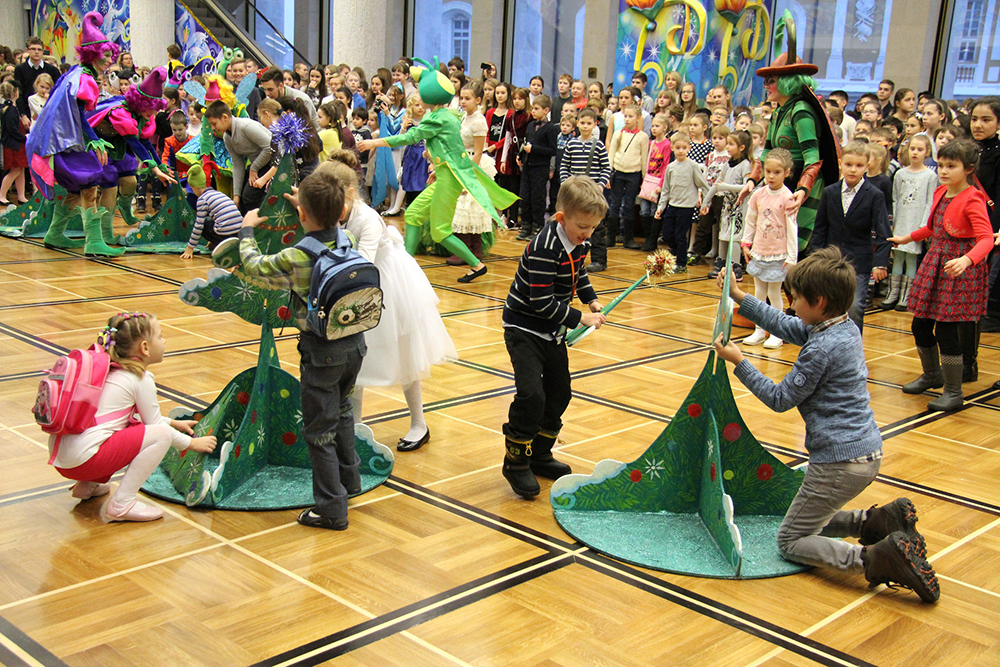 Перед началом елки дети участвуют в играх и конкурсах. Источник: сообщество «Кремлевская елка» во «Вконтакте»