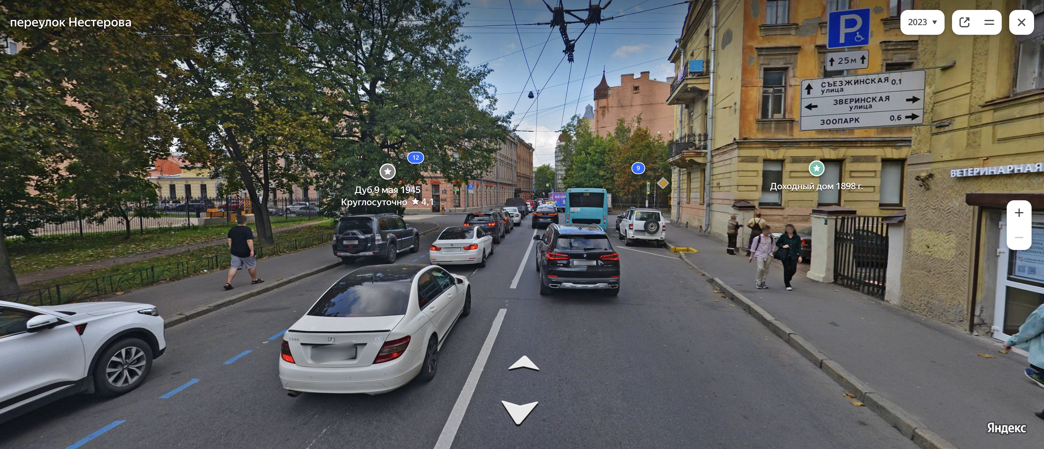 На переулке Нестерова припаркованные авто перед перекрестком ухудшают обзор