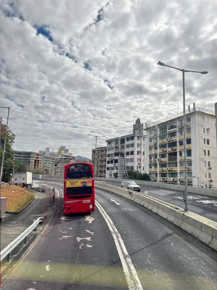 Из Гуанчжоу до Гонконга ехать 2 часа на поезде и потом 30 минут на автобусе