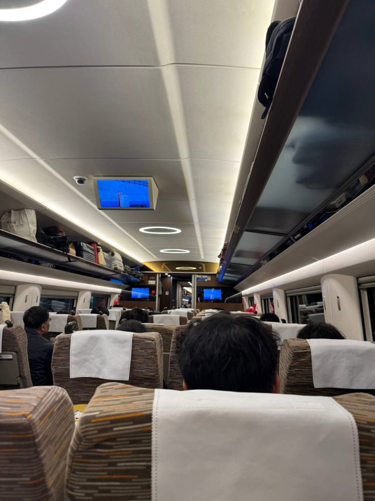 Из Гуанчжоу до Гонконга ехать 2 часа на поезде и потом 30 минут на автобусе