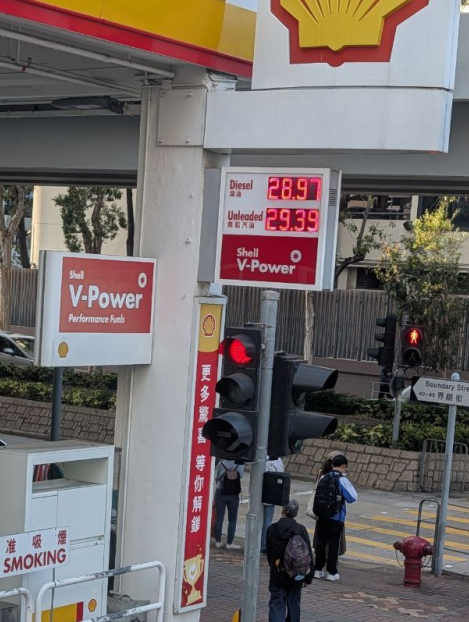 Цена бензина 31 HKD за 1 литр. Это около 300 ₽ или $4 за 1 литр