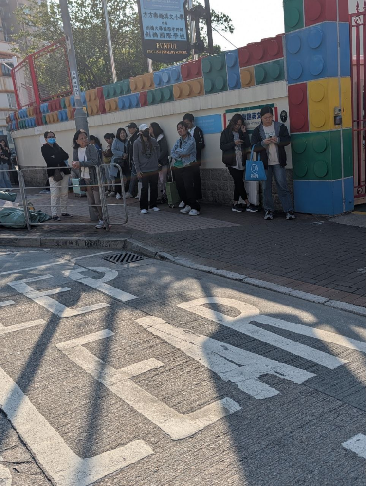 Очередь из помощниц у школы