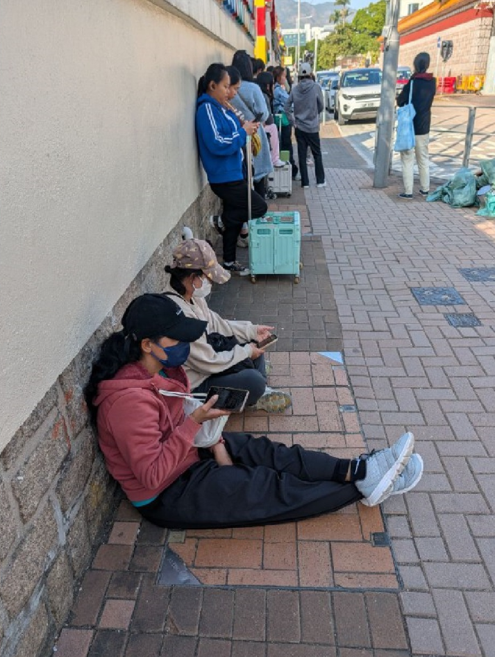 Очередь из помощниц у школы