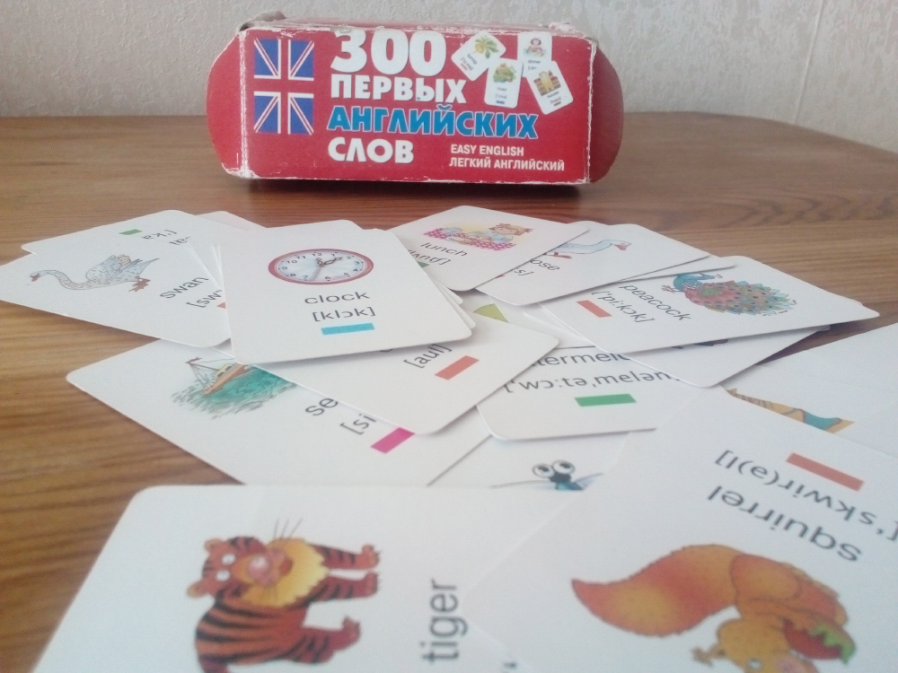 «300 первых слов на английском» — удачные карточки, потому что на них с обеих сторон картинки, идеально для тех, кто еще не умеет читать. На «Озоне» они стоят примерно 600 ₽