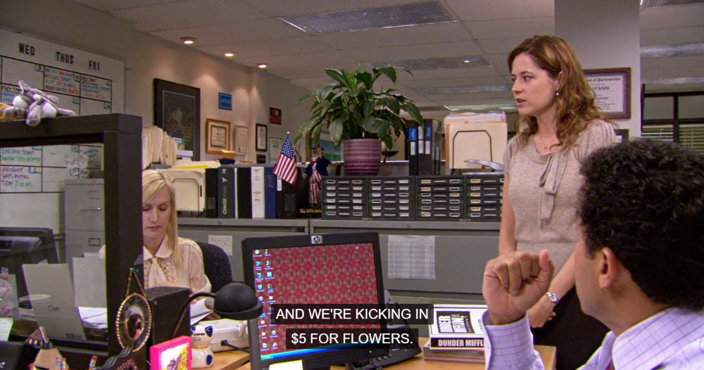 Первая серия четвертого сезона «Офиса». Коллеги попавшей в больницу героини скидываются ей на цветы