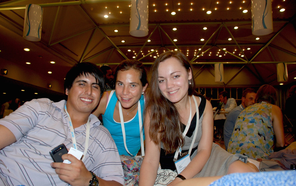 Всемирный форум молодежи One Young World, Цюрих, Швейцария. Я справа, с делегатами из Эквадора и Бельгии. Участие стоило 3000 €, но организаторы помогали найти спонсоров. Моим выступила компания «Шелл»: она оплатила все расходы, включая визовый сбор