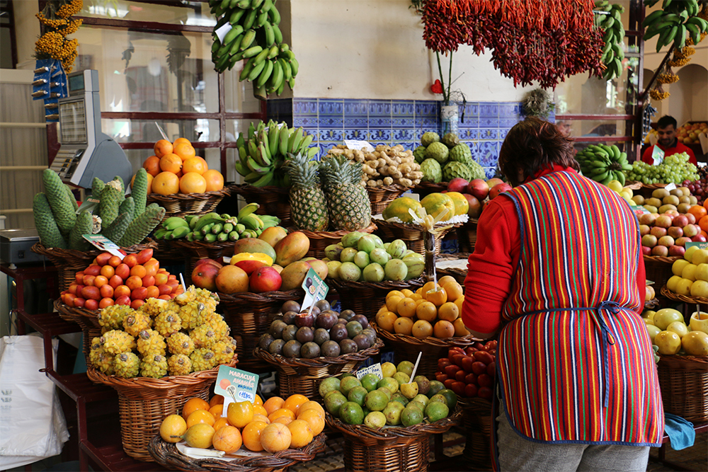 А это рынок в Фуншале. Там можно купить разные фрукты, которые скрещивают с маракуйей. Например, маракуйю, скрещенную с яблоком или томатом