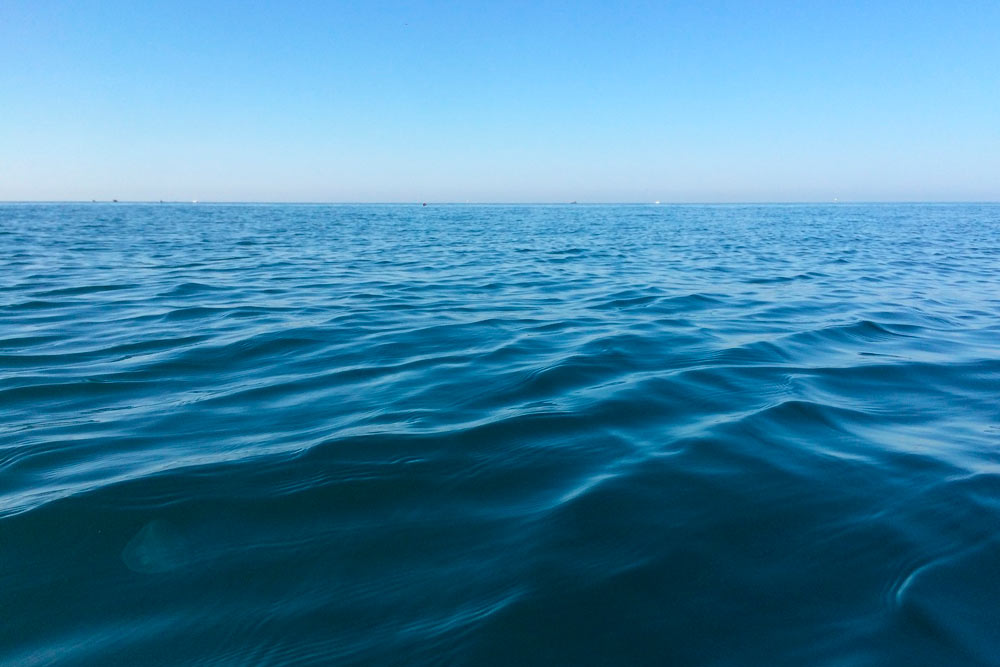 Сегодня вода в море как матовое стекло: ничего не видно. Вроде чистая, но так солнце падает
