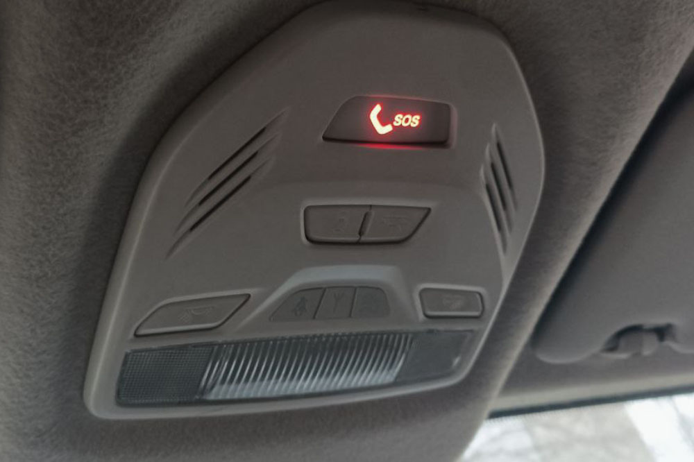 Так выглядит кнопка вызова в моем автомобиле. Если на нее нажать — ответит оператор и поинтересуется, не нужна ли помощь