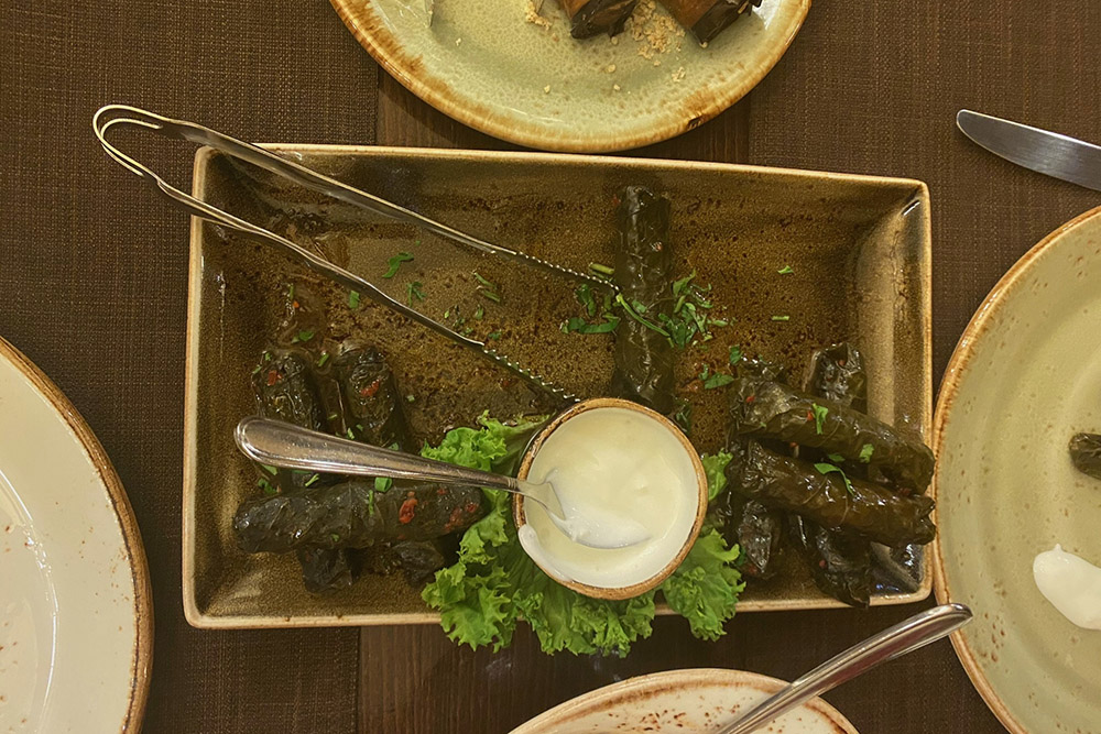 Долма с мацуном. Мацун — кисломолочный продукт, который похож на желеобразную кисловатую сметану
