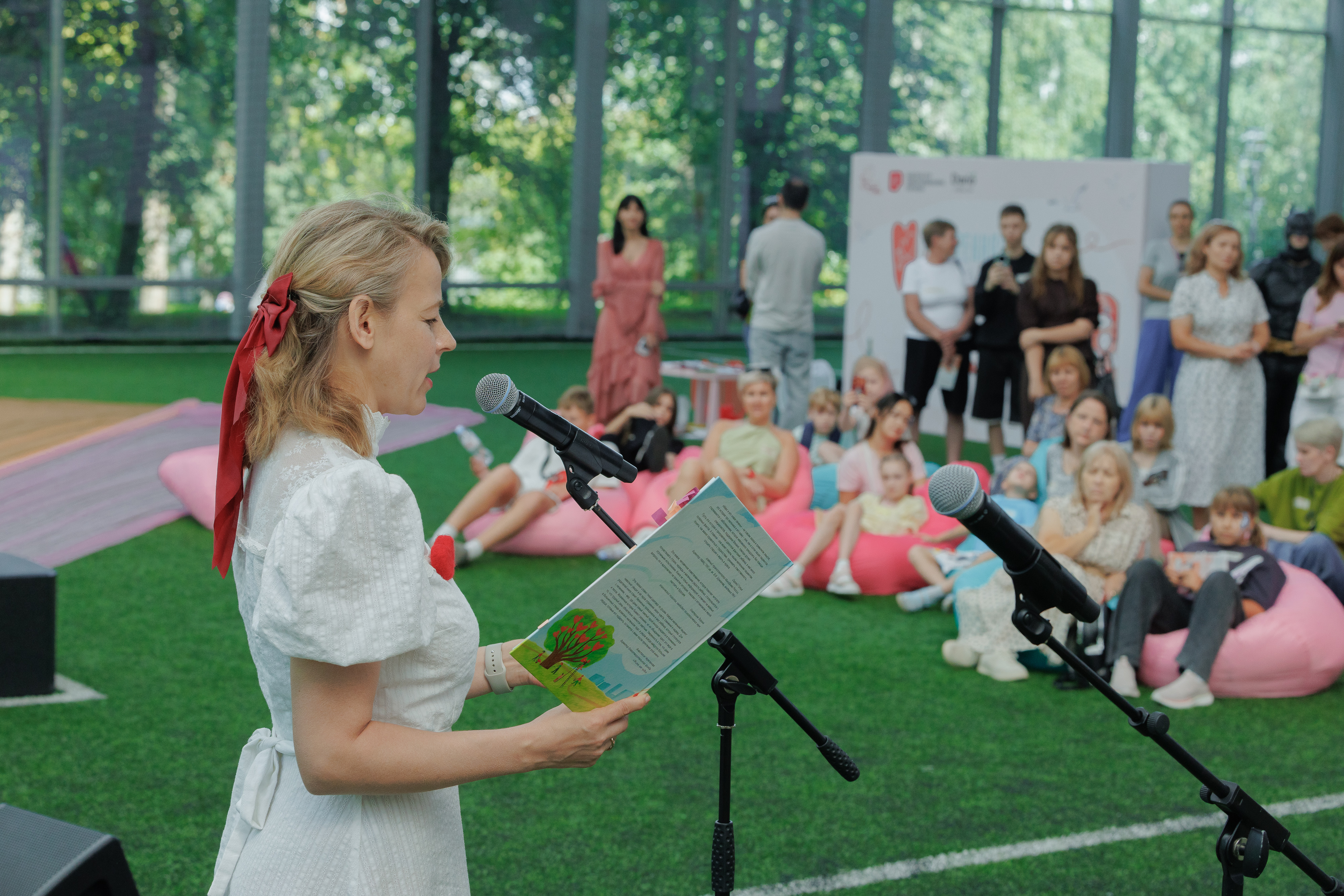 Член попечительского совета фонда «Жизнь как чудо», актриса театра и кино Александра Ребенок читает сказку «Макс и его новая печень»