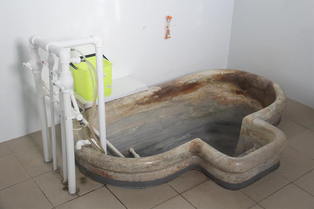 Эта ванна сделана из цельного куска итальянского мрамора и сохранилась с царских времен. Правда, сейчас она выглядит не лучшим образом