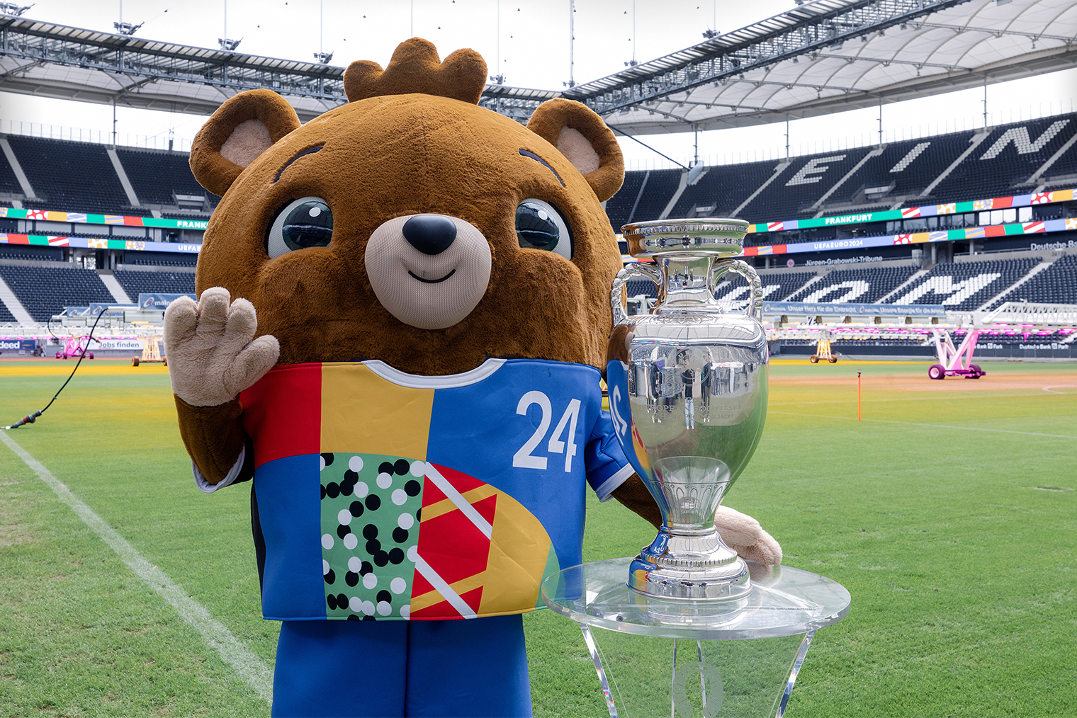 Талисманом Евро-2024 выбран медведь. Образ отсылает к популярной немецкой игрушке начала 20 века. Фотография: Lars Baron / UEFA via Getty Images