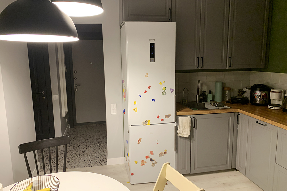 Потолочного освещения на кухне оказалось недостаточно: в рабочей зоне не хватает подсветки