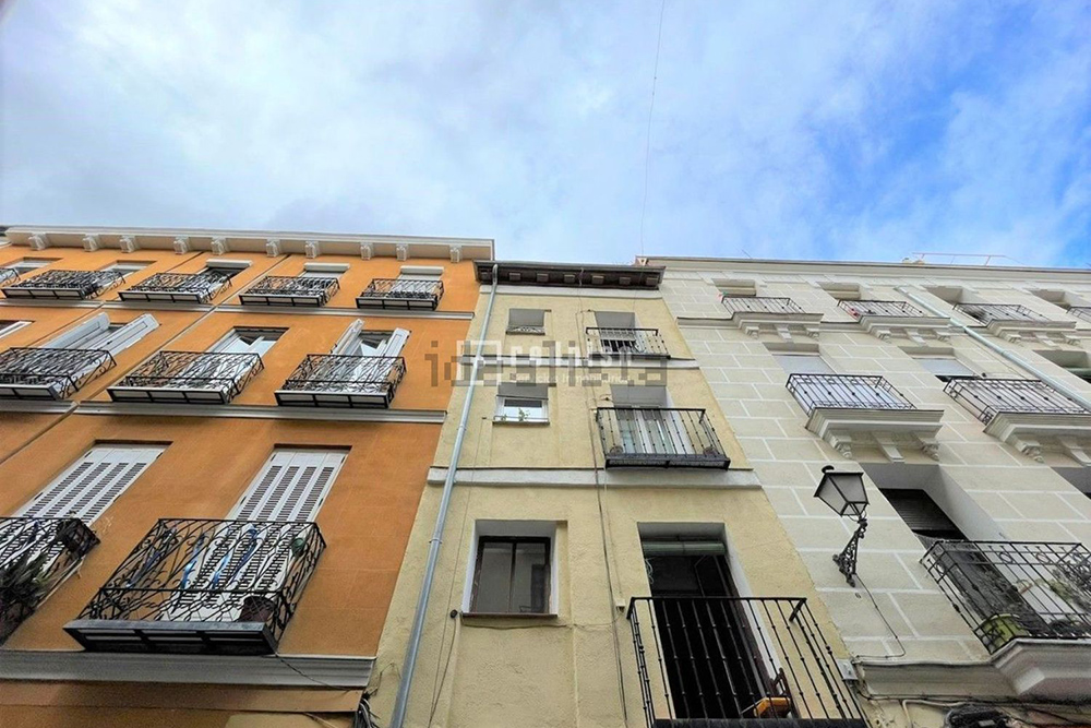 Дом типичной испанской застройки: с маленькими окнами и узкими балконами. Источник: idealista.com