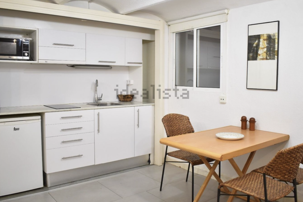 Светлая кухня — очень похожа на квартиру с Airbnb. Окно выходит в колодец и, скорее всего, смотрит на стену или в окно соседней квартиры. Источник: idealista.com