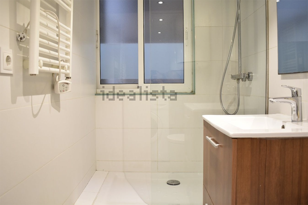В Испании не принято делать санузел просторным, зато практически во всех ванных комнатах есть окно. Оно может выходить в колодец, на улицу или даже в другую комнату вашей квартиры. Источник: idealista.com
