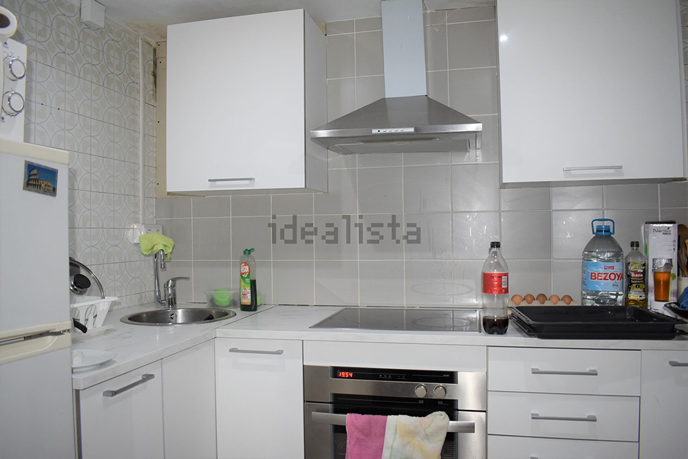 В Испании квартиры часто продаются без мебели. Остается только то, что встроено. Поэтому хорошая кухня — это большой плюс. Вся встроенная техника останется после продажи. Источник: idealista.com