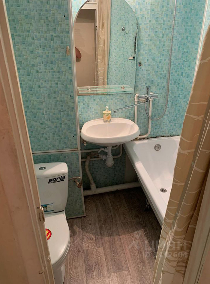 Совмещенный санузел с ванной, но сантехника самая простая. Источник: cian.ru