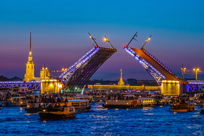 Дворцовый мост. Фото: FOTOGRIN / Shutterstock