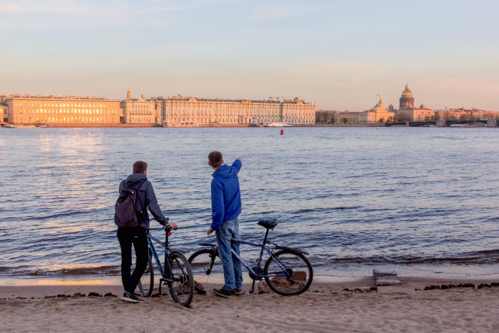 Кататься на велосипедах интереснее с гидом. Фото: Pavel Vaschenkov / Shutterstock