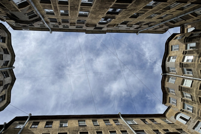 Типичный двор-колодец: если посмотреть вверх, видно, что это замкнутое пространство. Фото: Мария Рудницкая