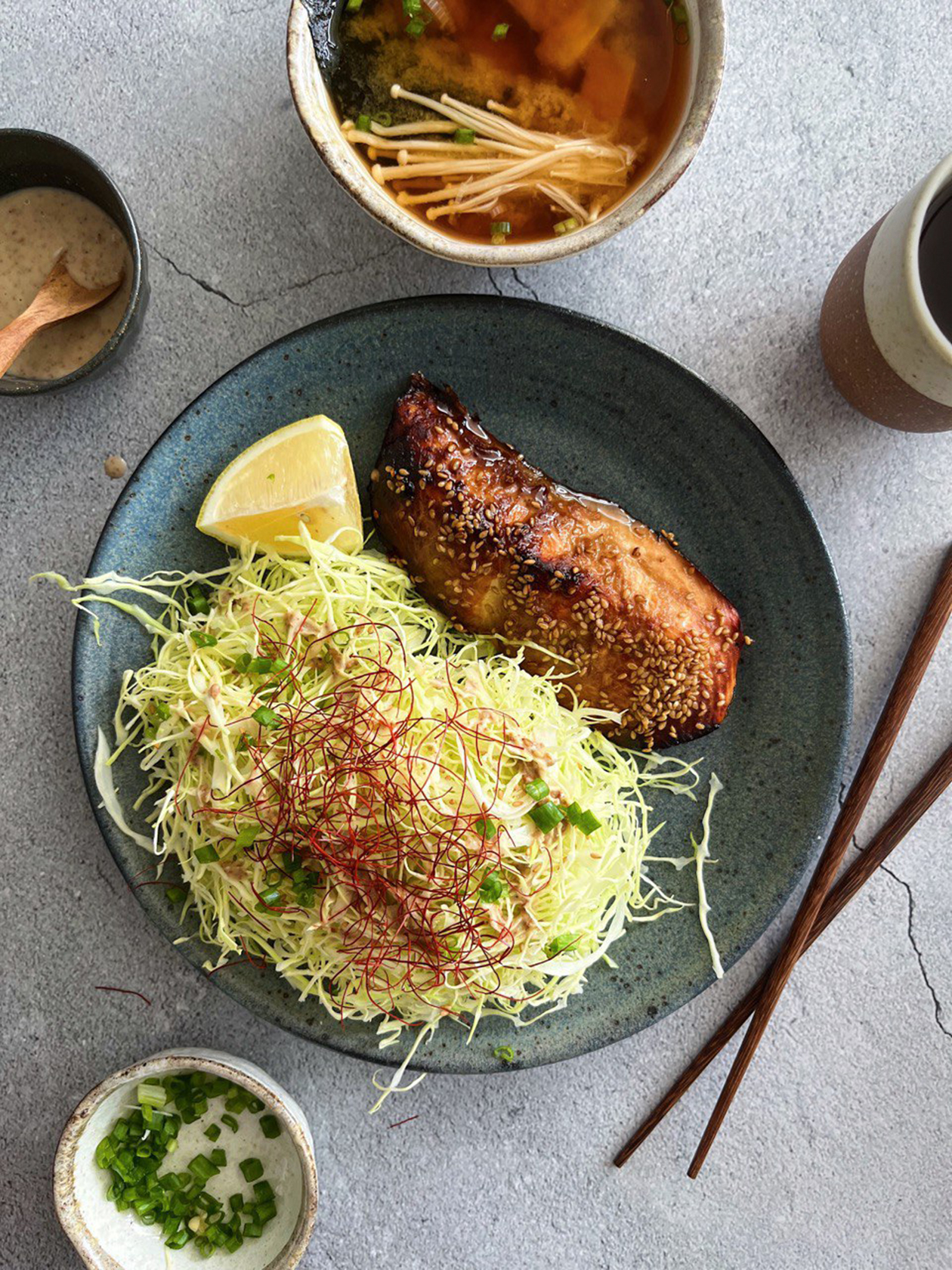 Домашний ужин в японском стиле: лосось с японским капустным салатом и суп мисо