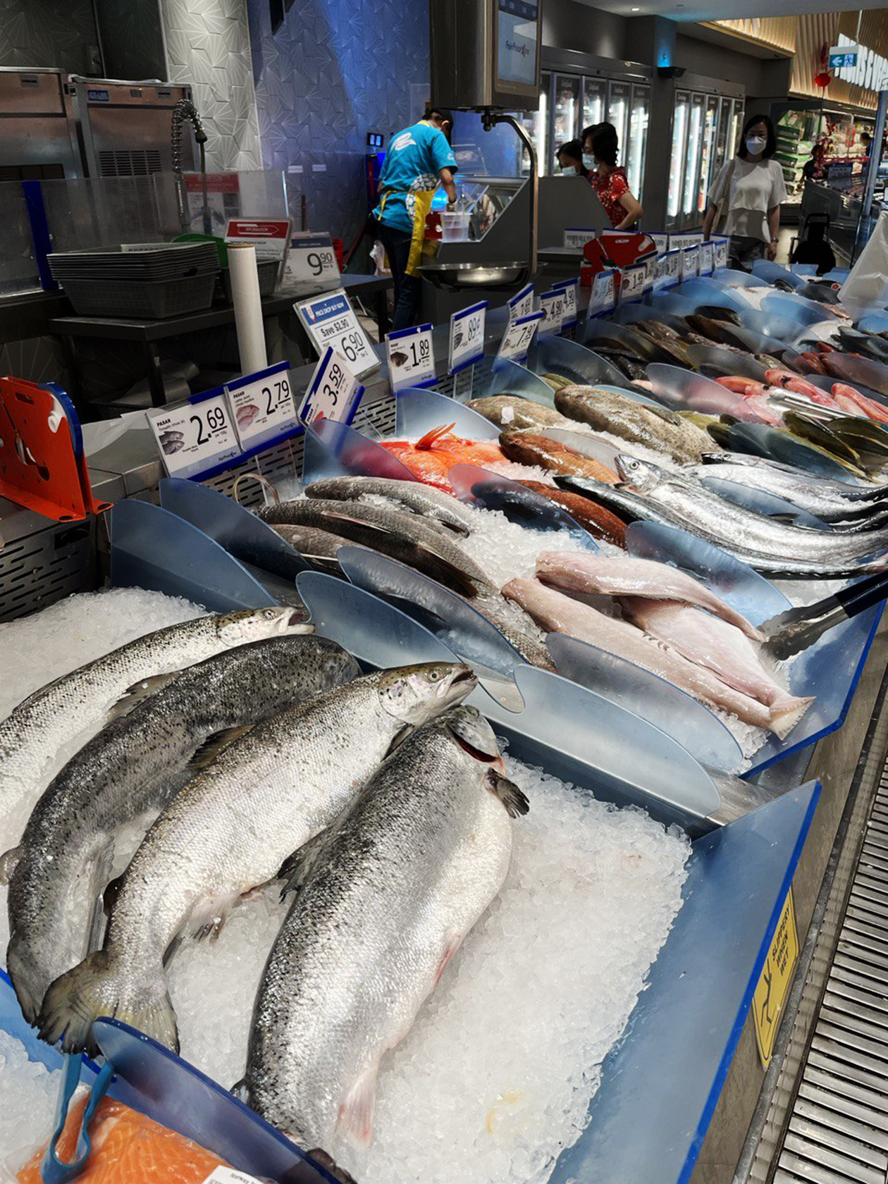Рыбный прилавок в местном супермаркете: цены тут указывают за 100 г