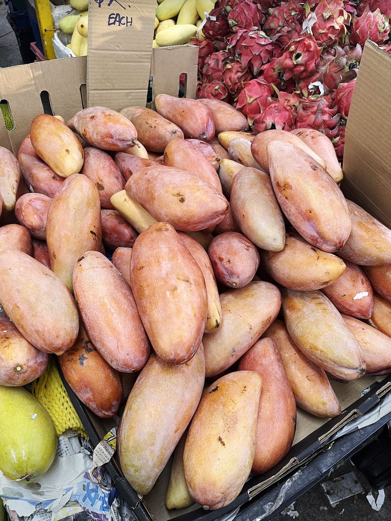 Тайваньский красный манго — один плод обычно весит 700⁠—⁠800 г