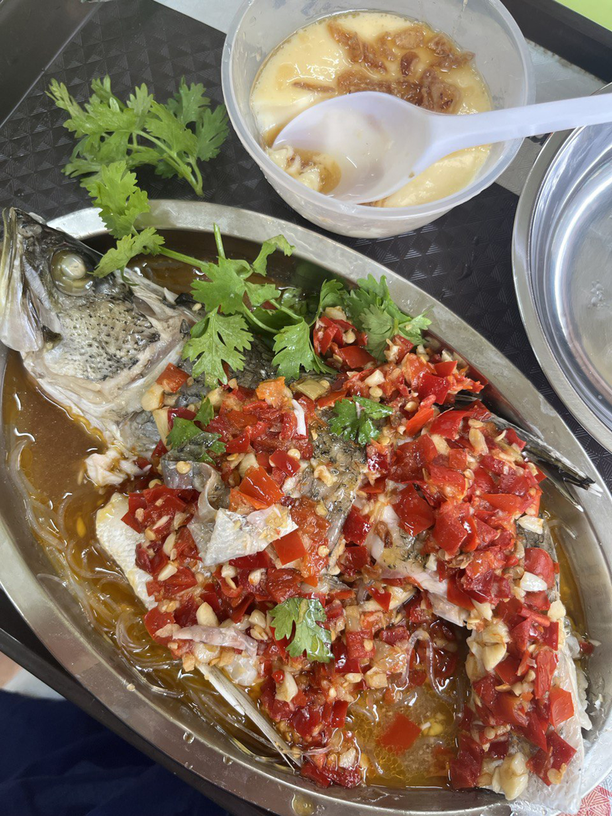 Китайская рыба на пару с чили — одно из любимых блюд, найденных в хокер-центре