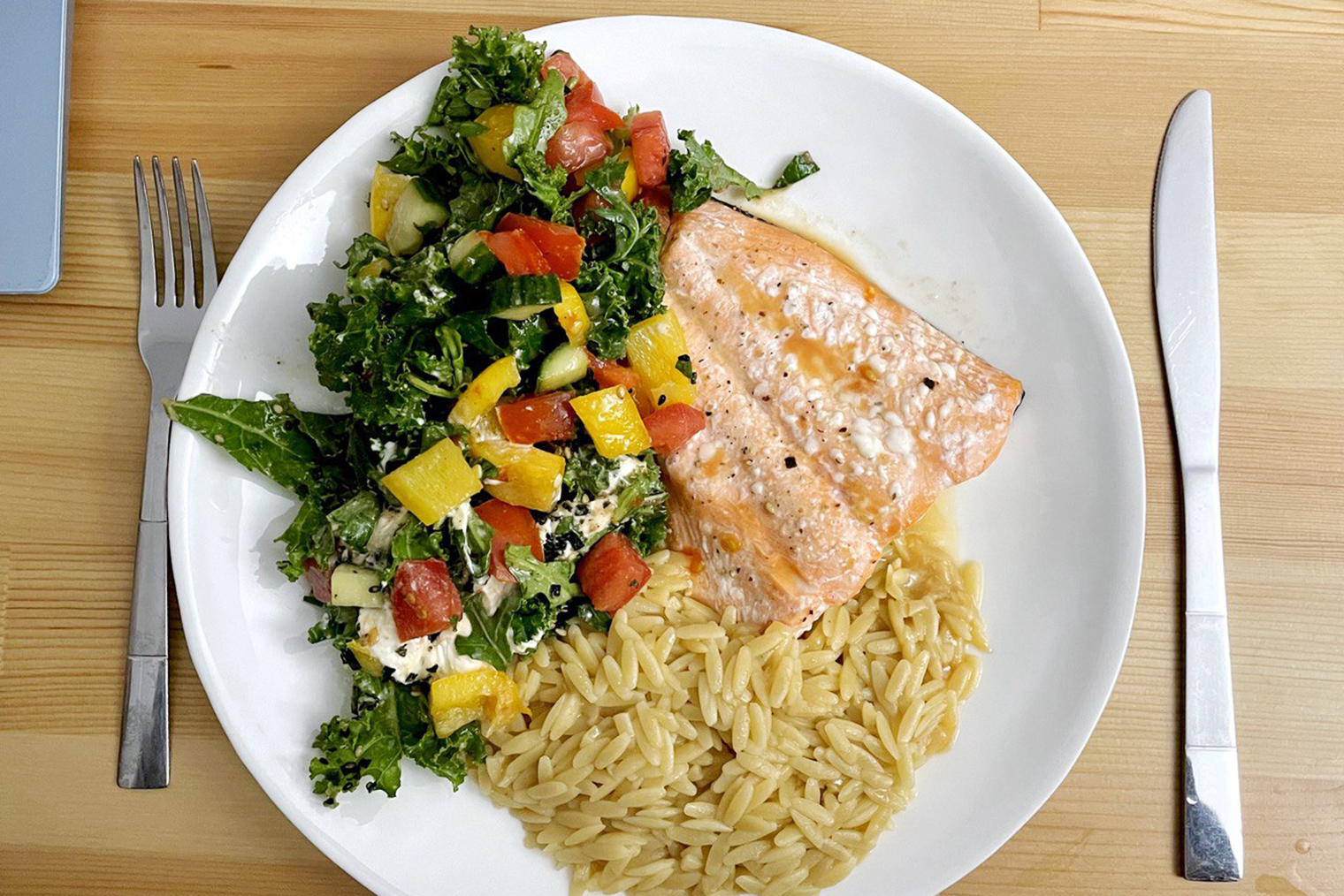 Пример ужина: запеченный лосось, итальянская паста орзо и овощной салат