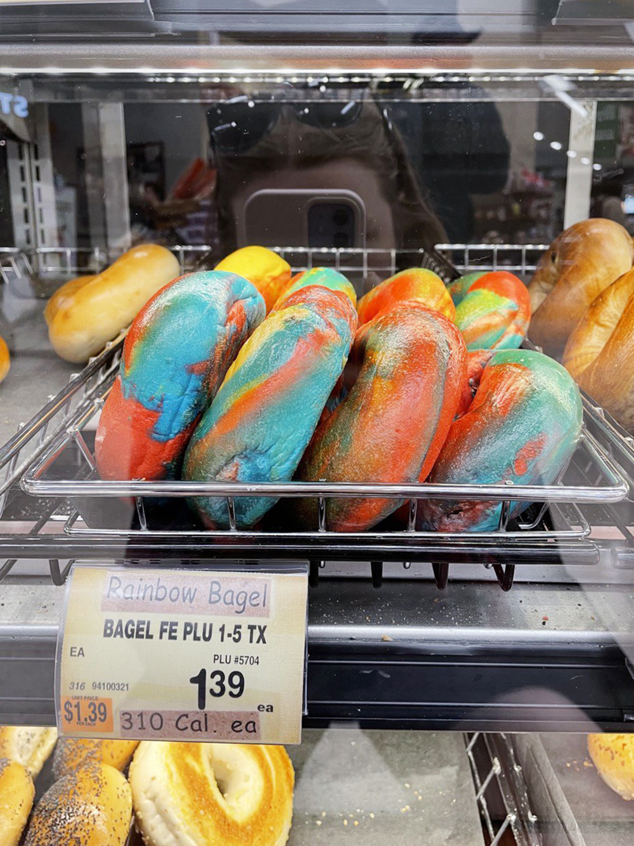 Просто разноцветные пончики. Увидела их в Star Market. Брать не стала — не понимаю, как такое можно есть
