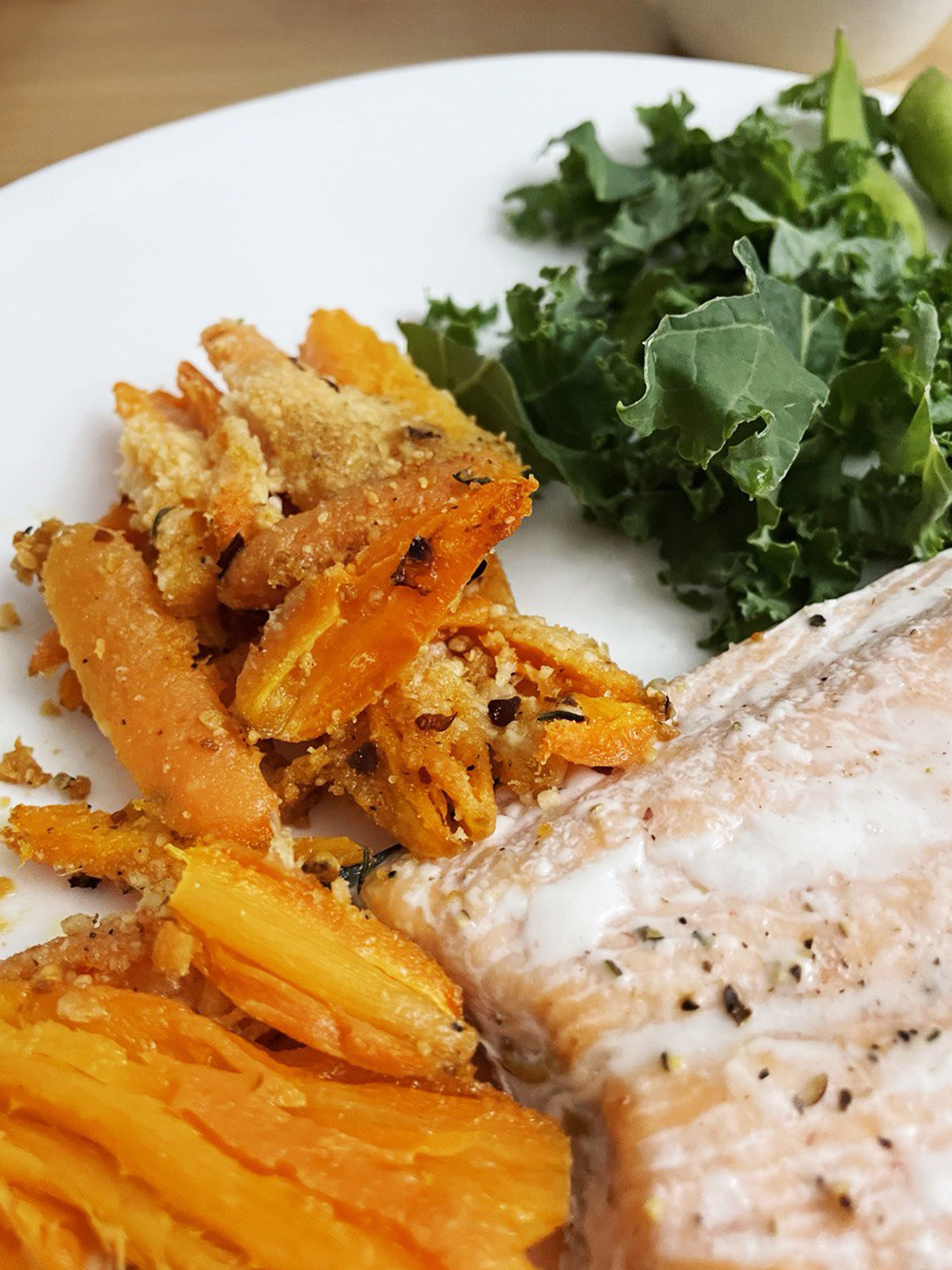 Еще один вариант ужина: опять лосось, капуста кейл и беби-морковь, запеченная с пармезаном, — рецепт я случайно нашла на «Амазоне»