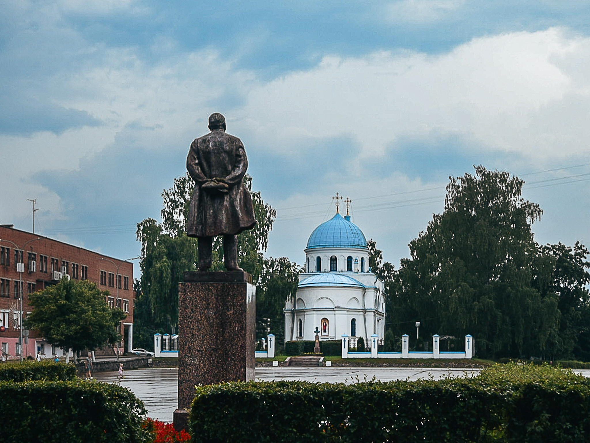 Ленин буравит взглядом духовность и монархию. Год: 1966