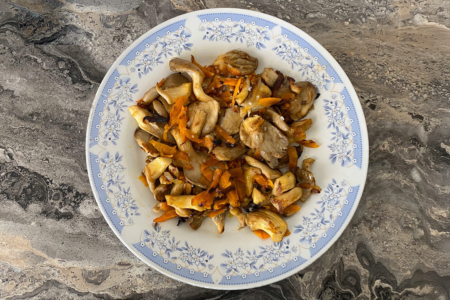 Готовые жареные вешенки с морковью и луком