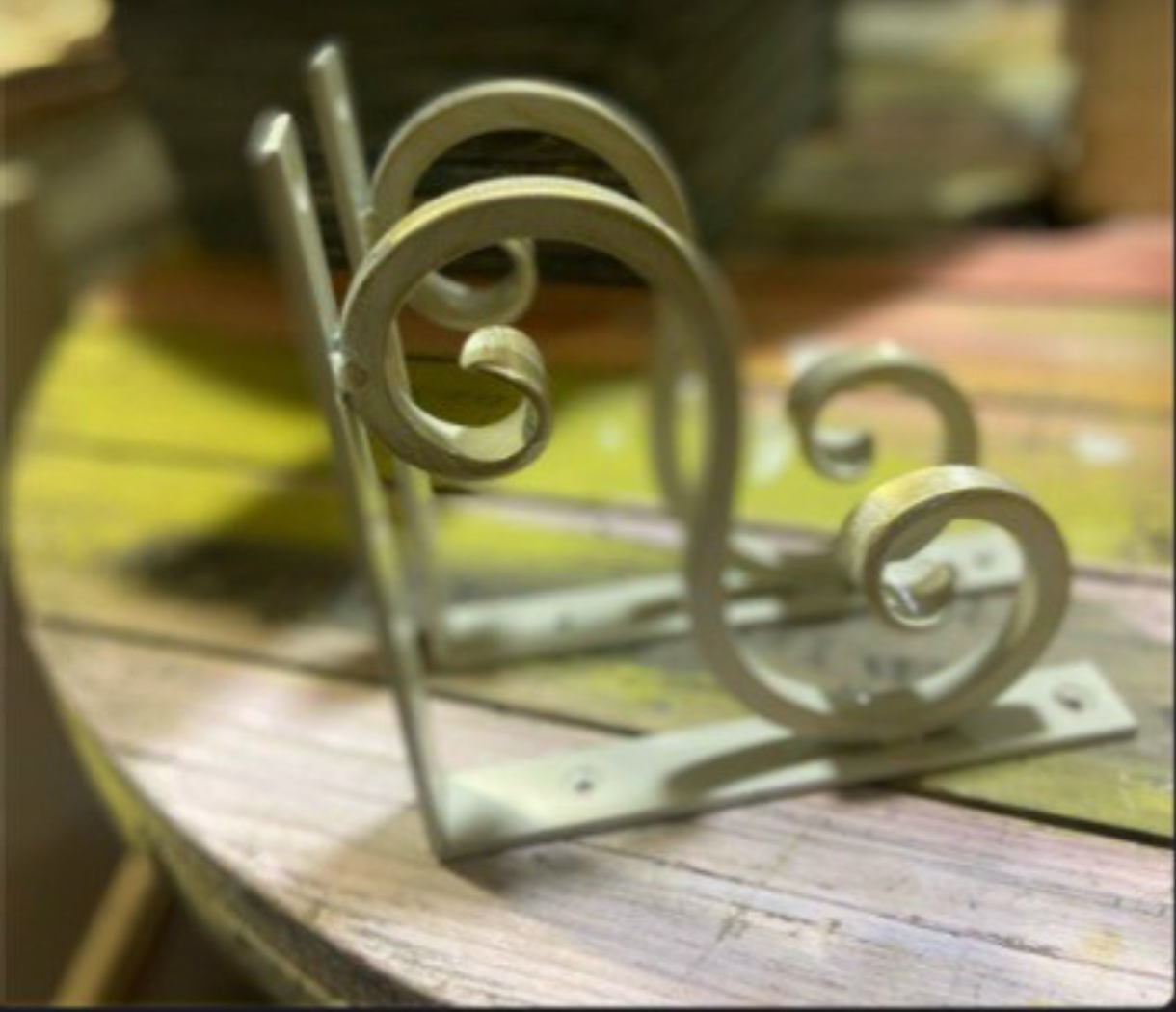 Другой ракурс кронштейнов на верстаке, видны монтажные отверстия