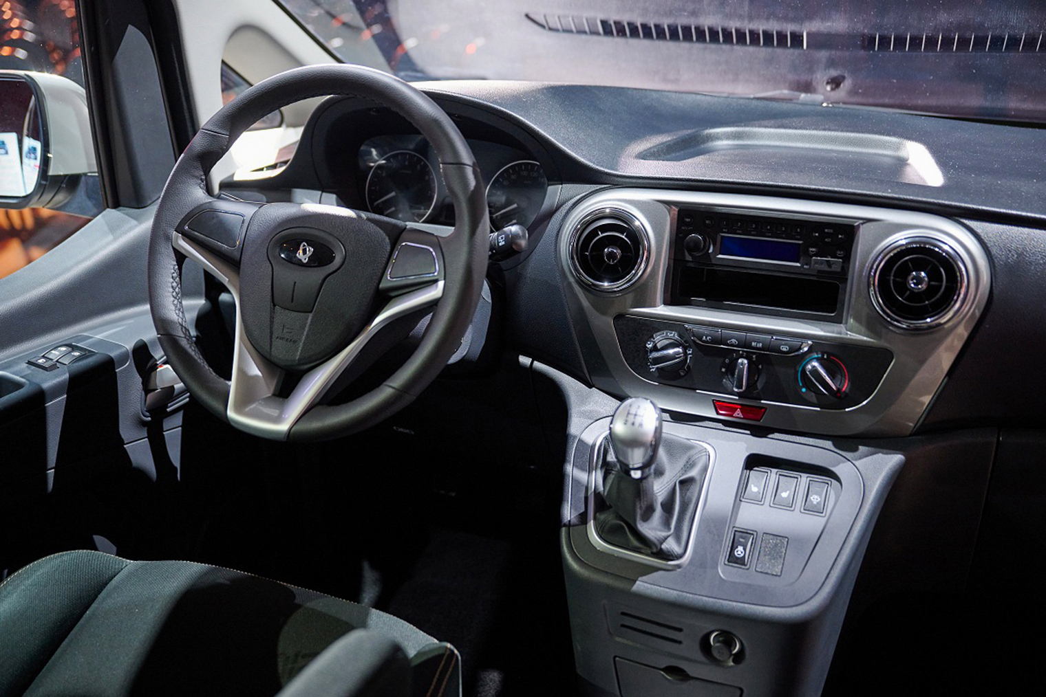 В базовой комплектации Sollers SF1 аудиосистема расположена на передней панели