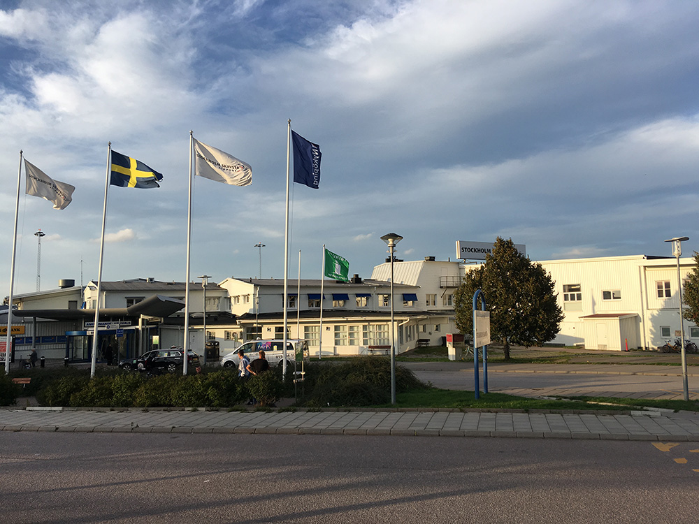 Аэропорт Стокгольм-Скавста находится в небольшом здании и больше похож на старый бизнес-центр. В день туда прилетают всего несколько рейсов