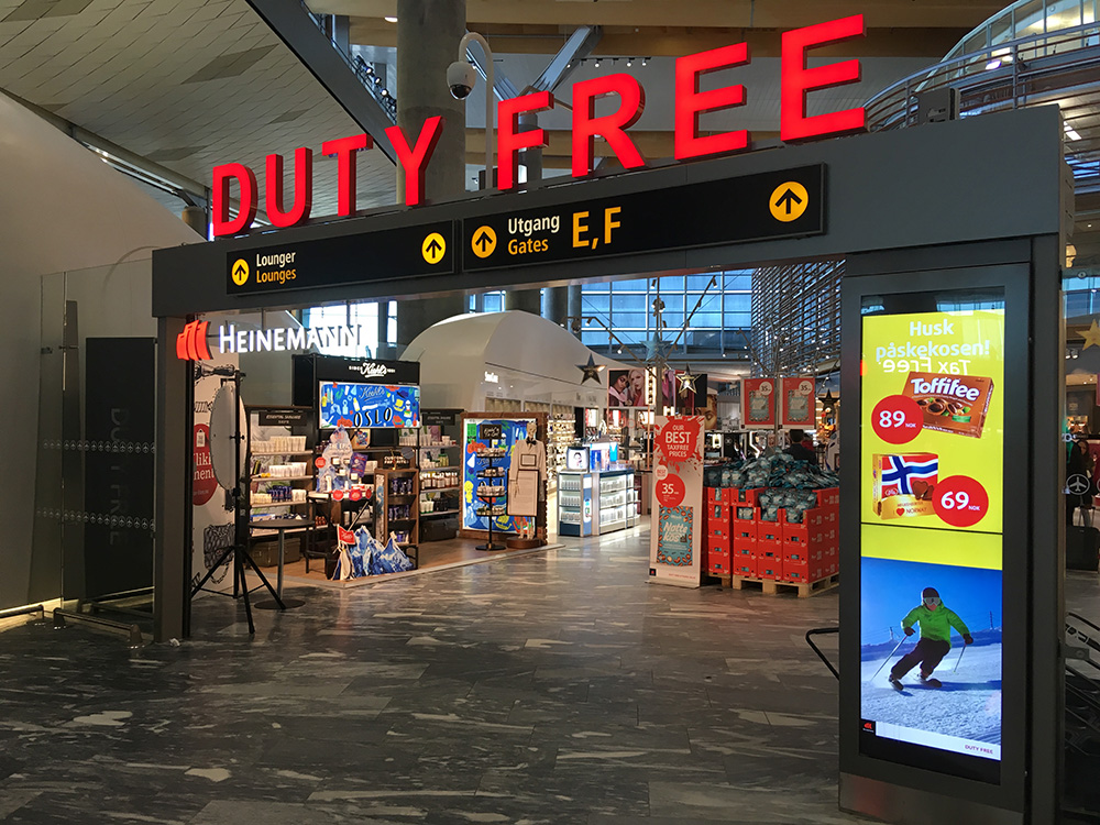 Магазины в аэропортах привлекают туристов плакатами со скидками, но цены там не всегда выгодные