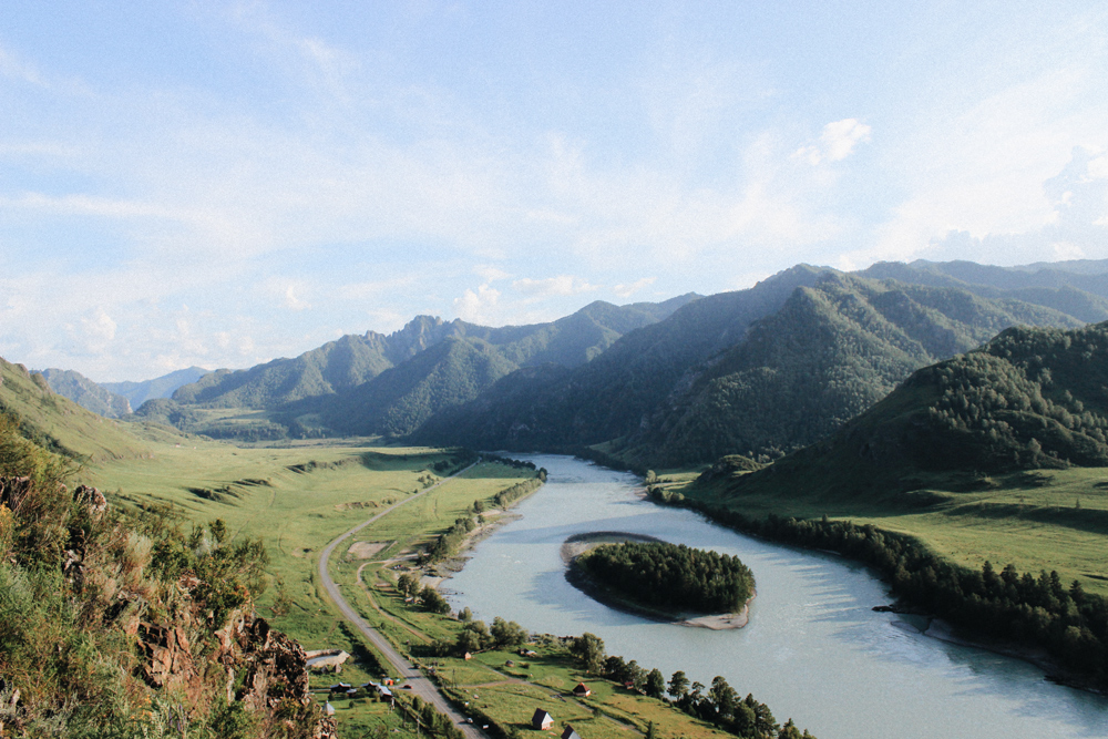 Вид на реку Катунь недалеко от поселка Чемал
