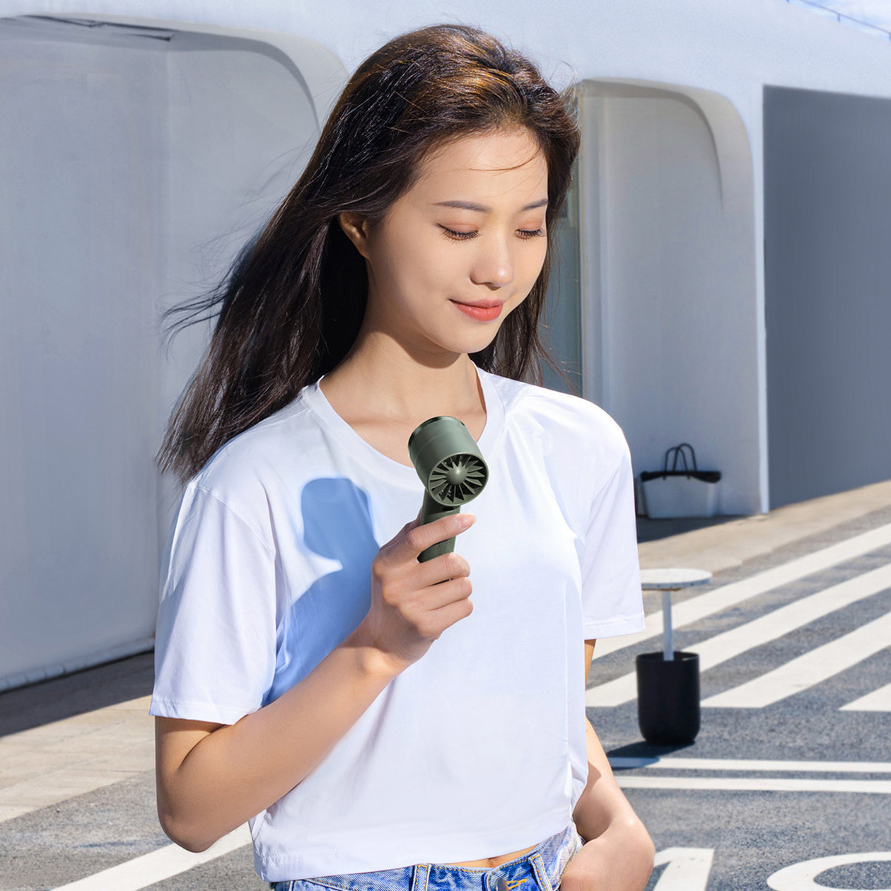Портативный мини-вентилятор Baseus Flyer Turbine Handheld Fan удобно носить в руке. Работает от аккумулятора, можно запитать от смартфона. Источник: Baseus
